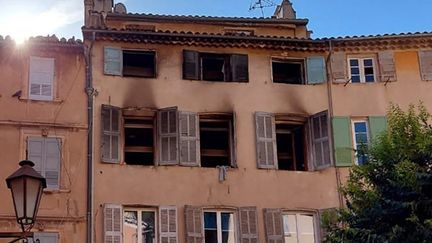 Un immeuble de Grasse (Alpes-Maritimes) dans lequel un incendie a fait trois morts, trois blessés graves et quatre blessés légers, dans la nuit du 12 au 13 août 2023. (VINCENT-XAVIER MORVAN / AFP)