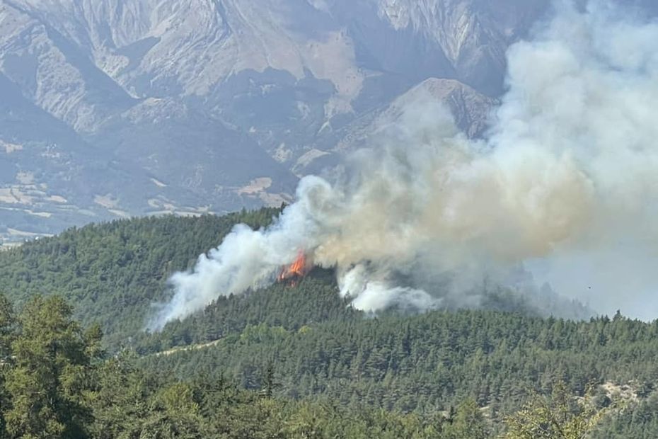, Hautes-Alpes: deux incendies détruisent près de 8000m2 de végétation, 50 pompiers mobilisés