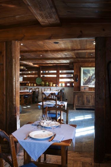 À Chamonix, le Hameau Albert Ier propose au sein de son restaurant de pays, La Maison Carrier, situé dans une ancienne ferme d’alpage, une cuisine qui fleure bon le vieux bois.