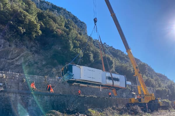 , Alpes-Maritimes : trois blessés après la chute d&rsquo;un bus scolaire sur une voie ferrée